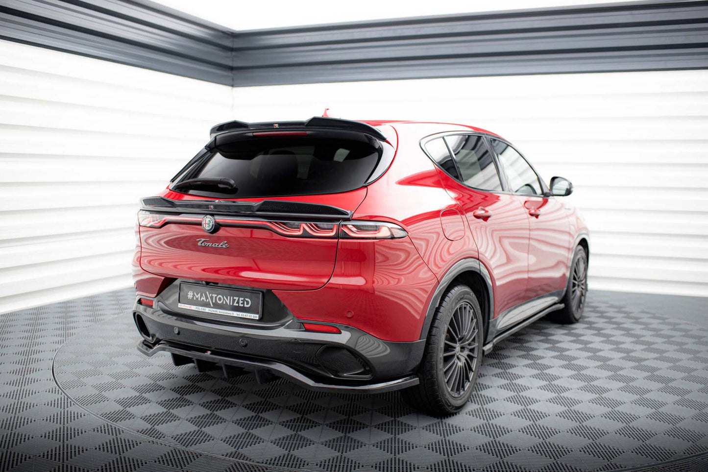 Spoiler Maxton Design pentru plafon Alfa Romeo Tonale dupa 2022, negru lucios