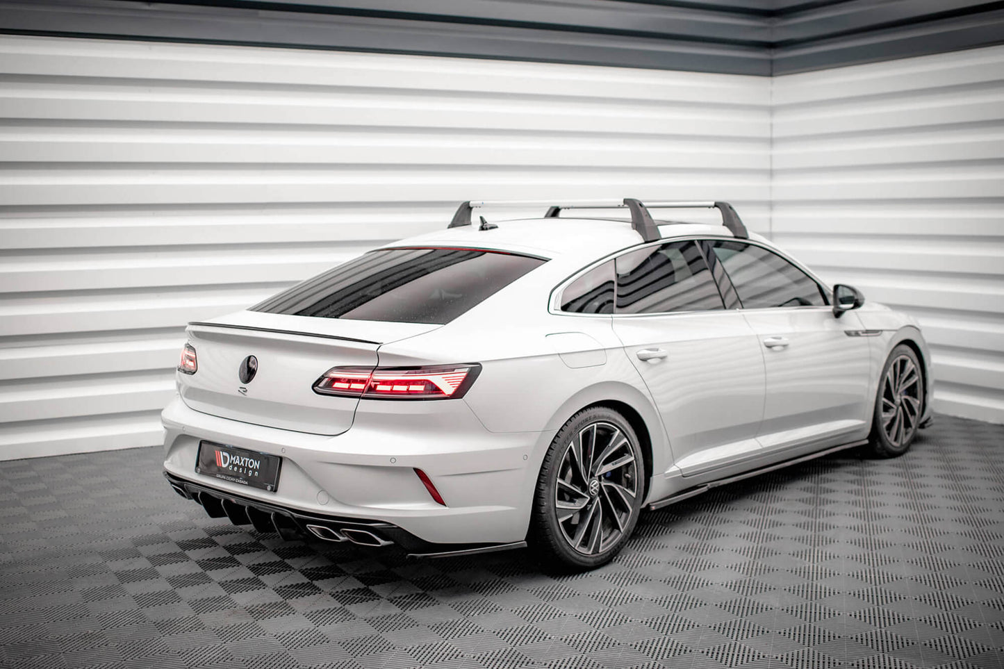 Maxton Design insertii laterale pentru bara spate Volkswagen Arteon R dupa 2020, lac negru