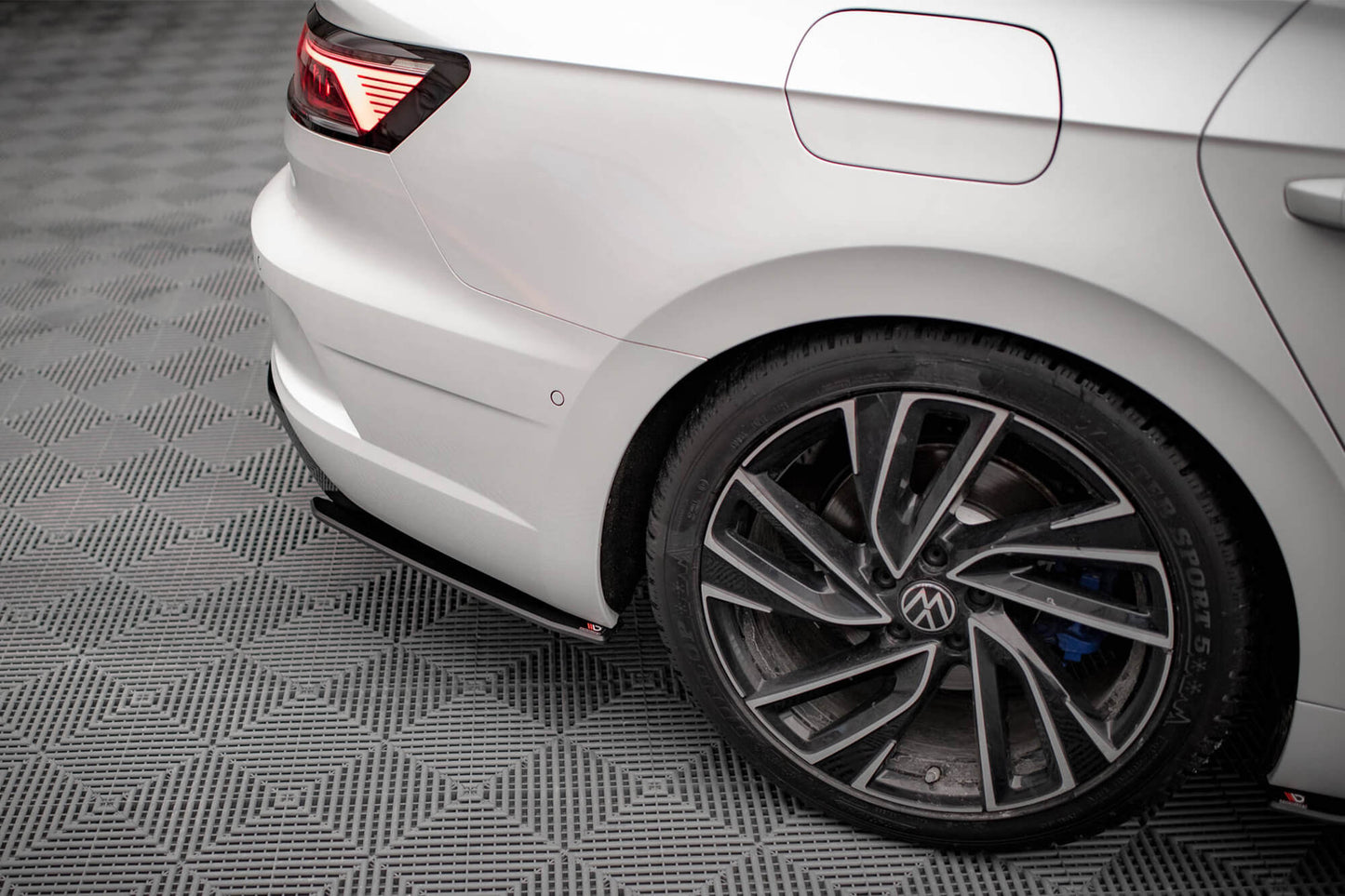 Insertii laterale Maxton Design pentru bara spate Volkswagen Arteon R dupa 2020, negru mat