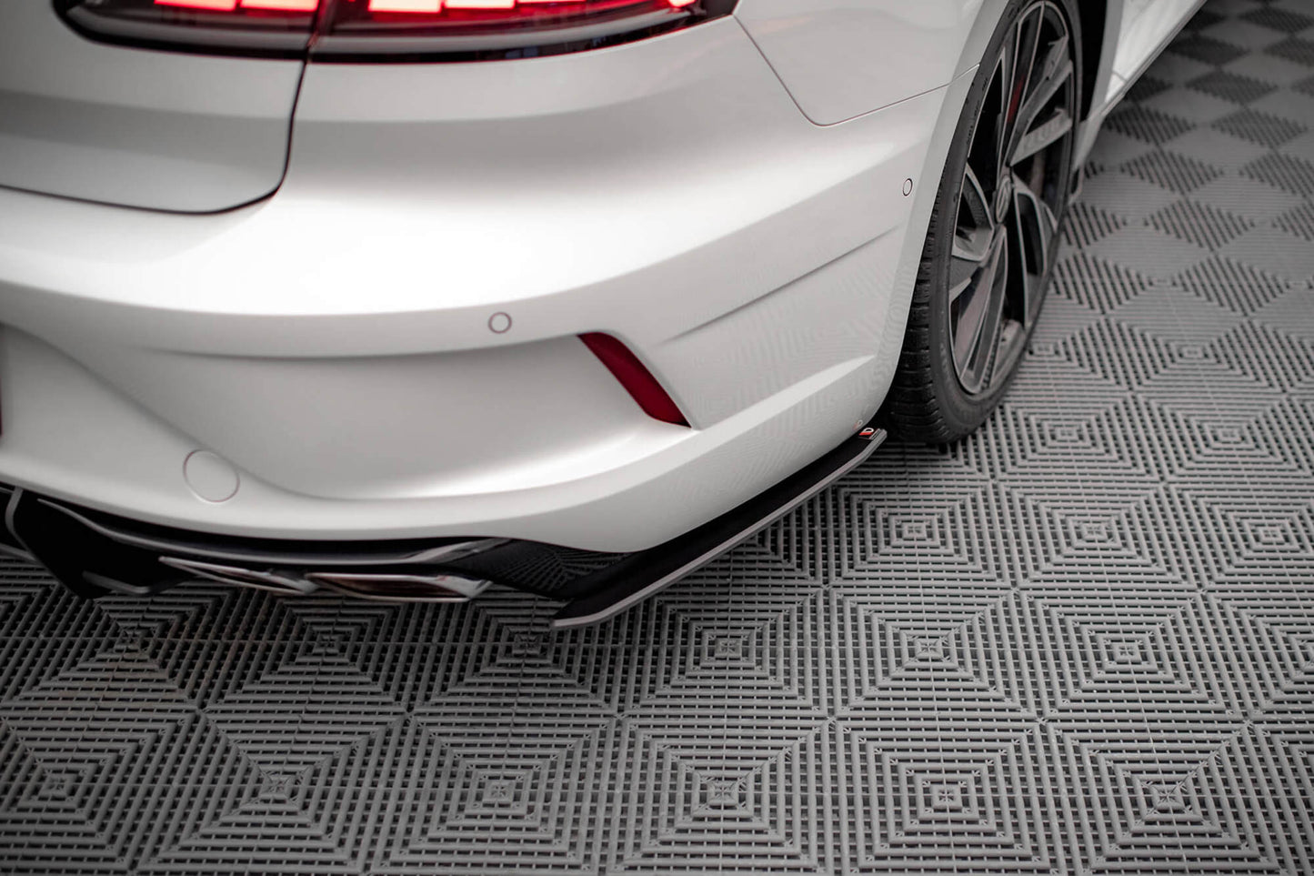 Insertii laterale Maxton Design pentru bara spate Volkswagen Arteon R dupa 2020, negru mat