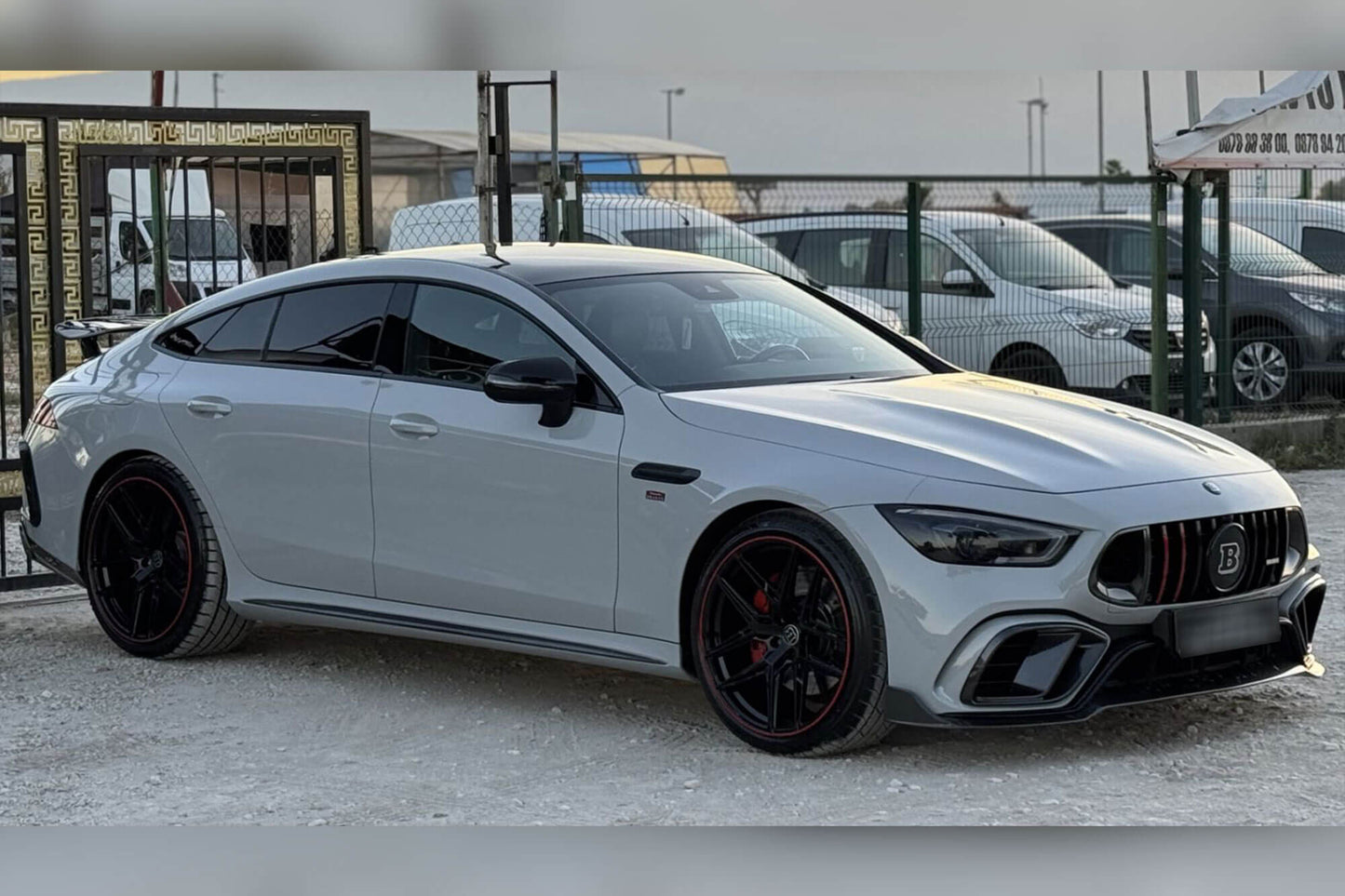 Pachet tuning tip 63 cu grilă negru lucios tip Brabus, cu linii roșii, compatibil cu Mercedes AMG GT X290 4 Door Coupe (după 2019)