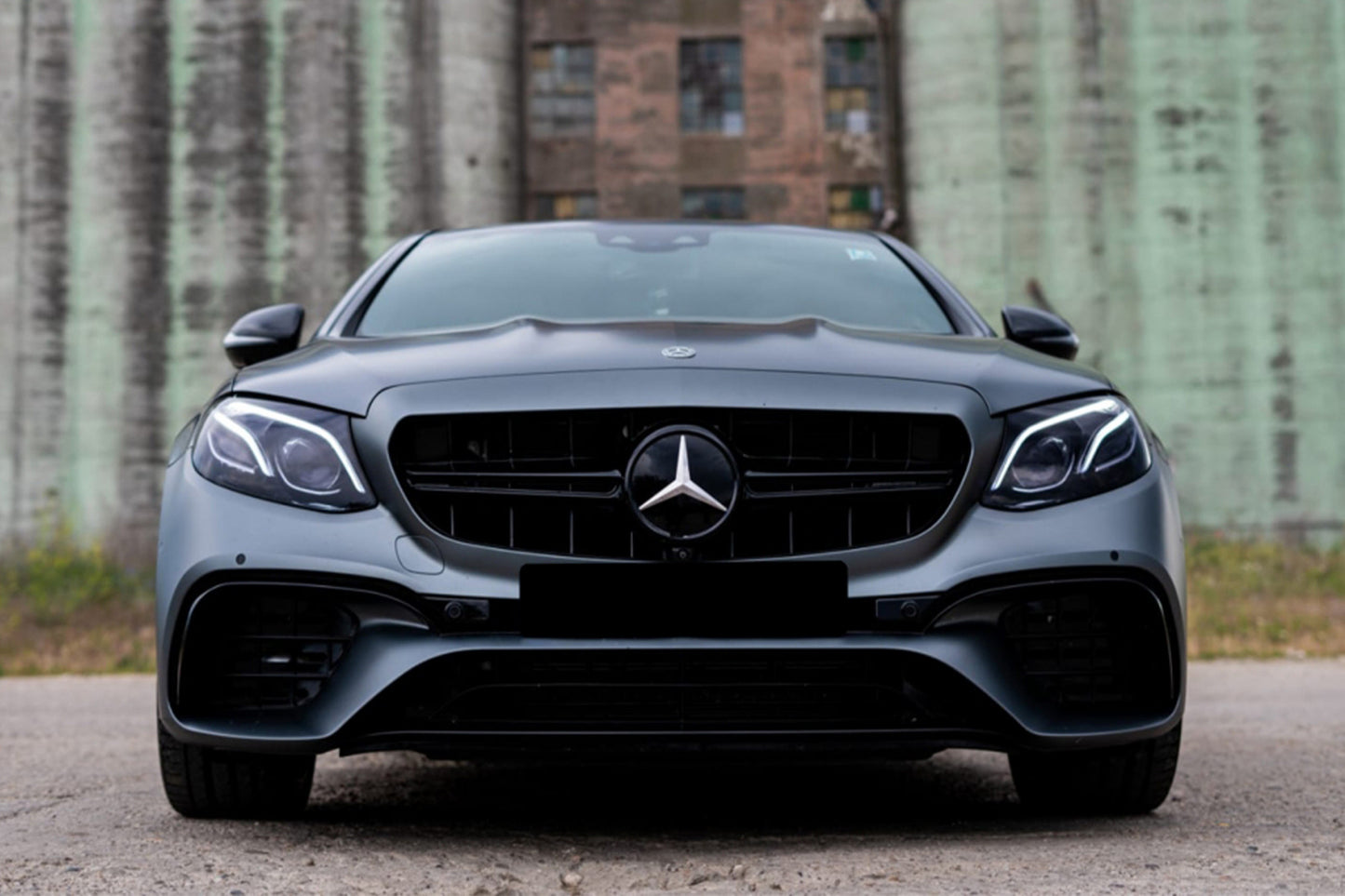 Pachet tuning tip 63 compatibil cu Mercedes E class W213 (2016-2019), cu ornamente evacuare negre si bandou cromat, compatibil cu modelul cu bara spate standard