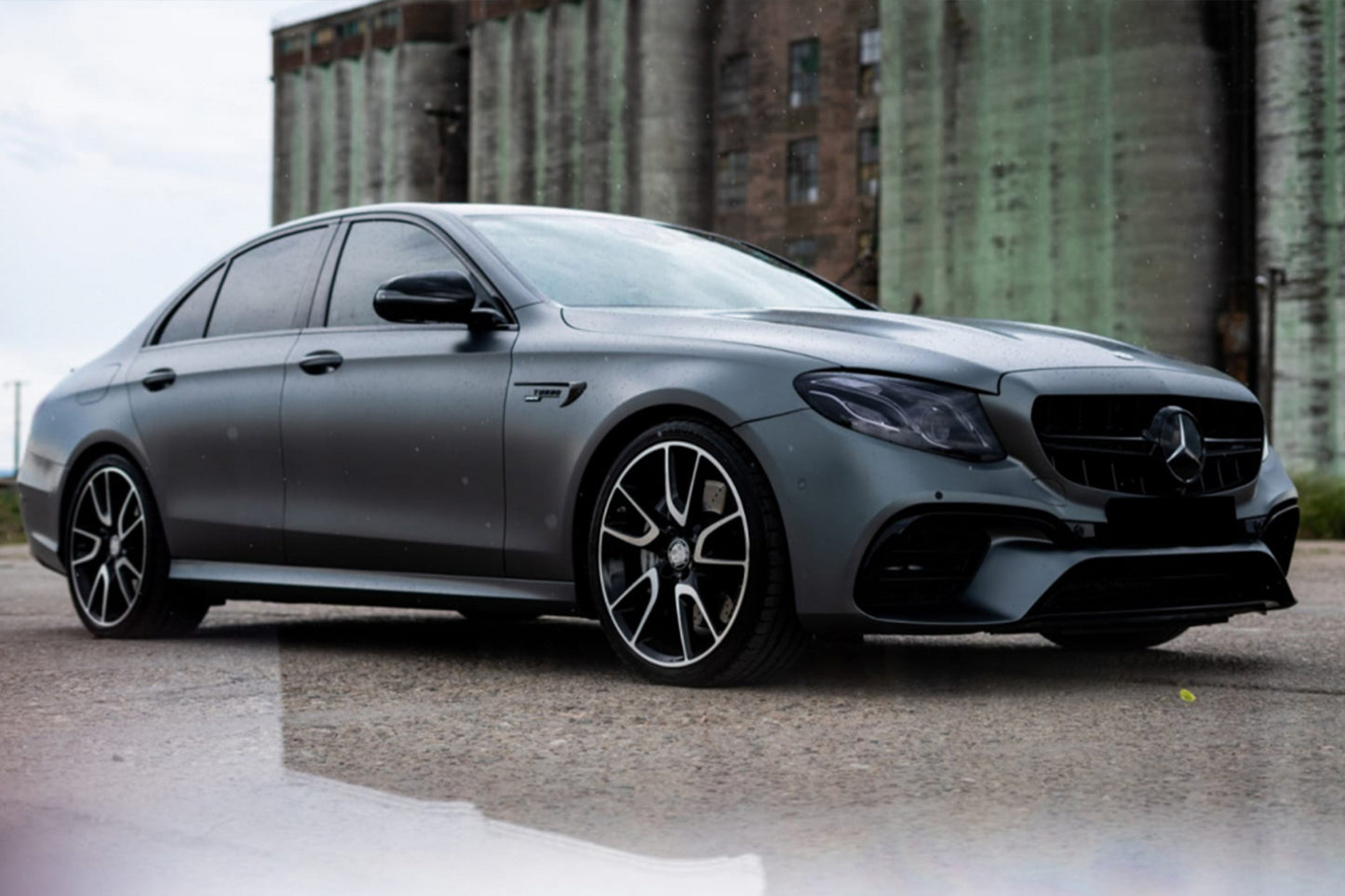 Pachet tuning tip 63 compatibil cu Mercedes E class W213 (2016-2019), cu ornamente evacuare negre si bandou cromat, compatibil cu modelul cu bara spate standard