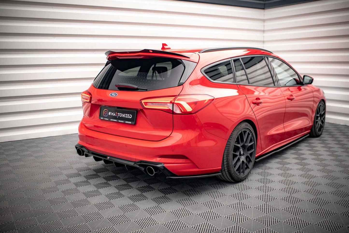 Diffuser Maxton Design versiunea 2 pentru bara spate ST a Ford Focus Estate (2018-), negru lucios