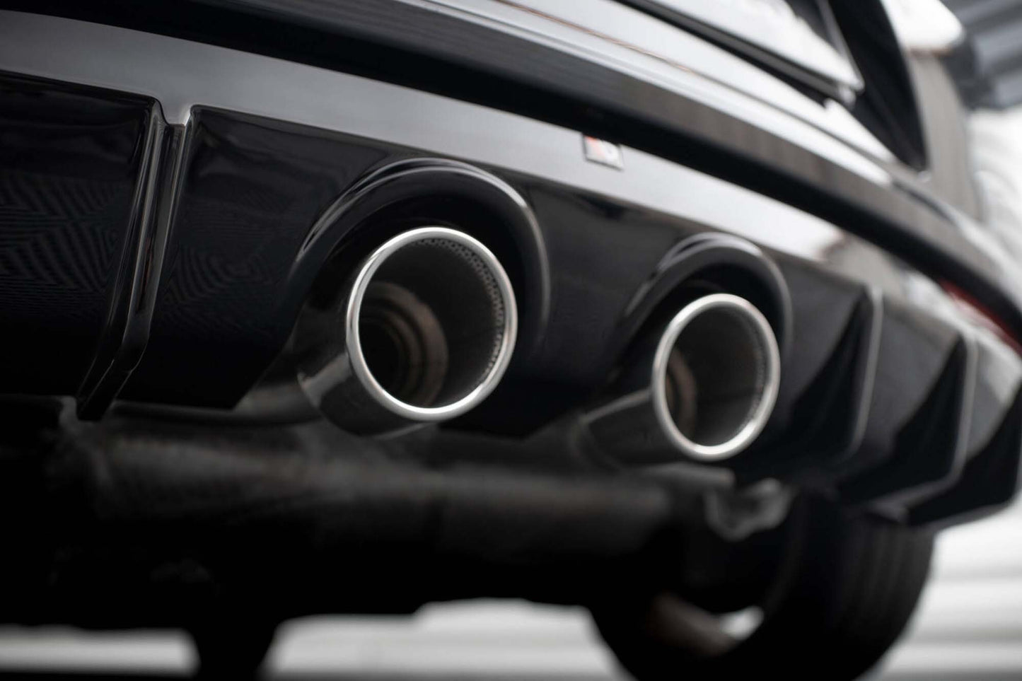 Difuser bara spate Maxton Design versiunea 3 pentru Volkswagen Scirocco R cu evacuari tip R32 (2011-2014), lac negru