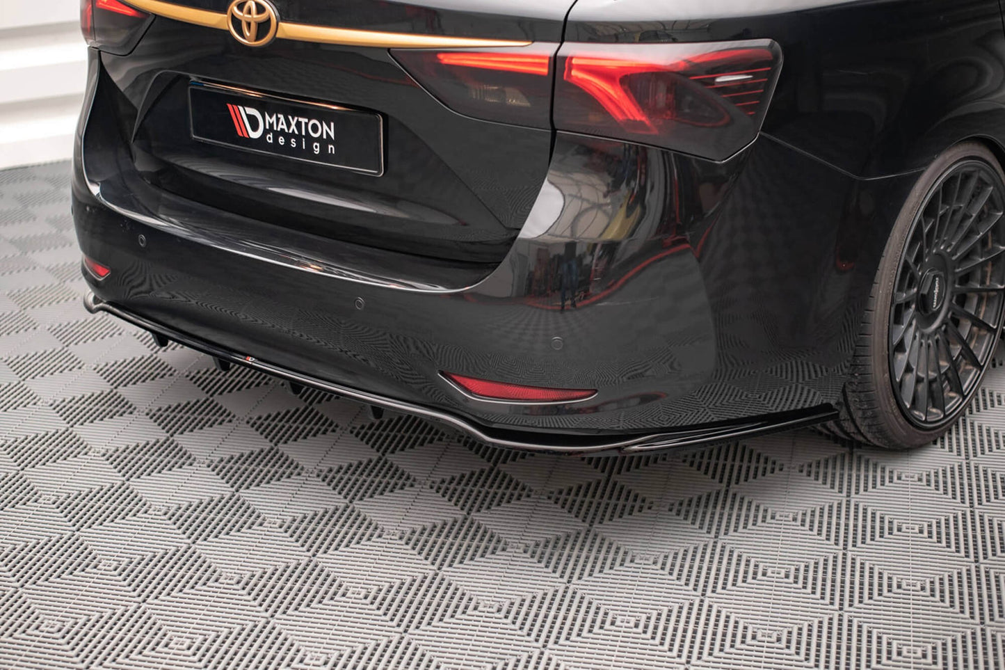 Maxton Design inserție difuzor bară spate pentru Toyota Avensis (2015-2018), culoare carbon