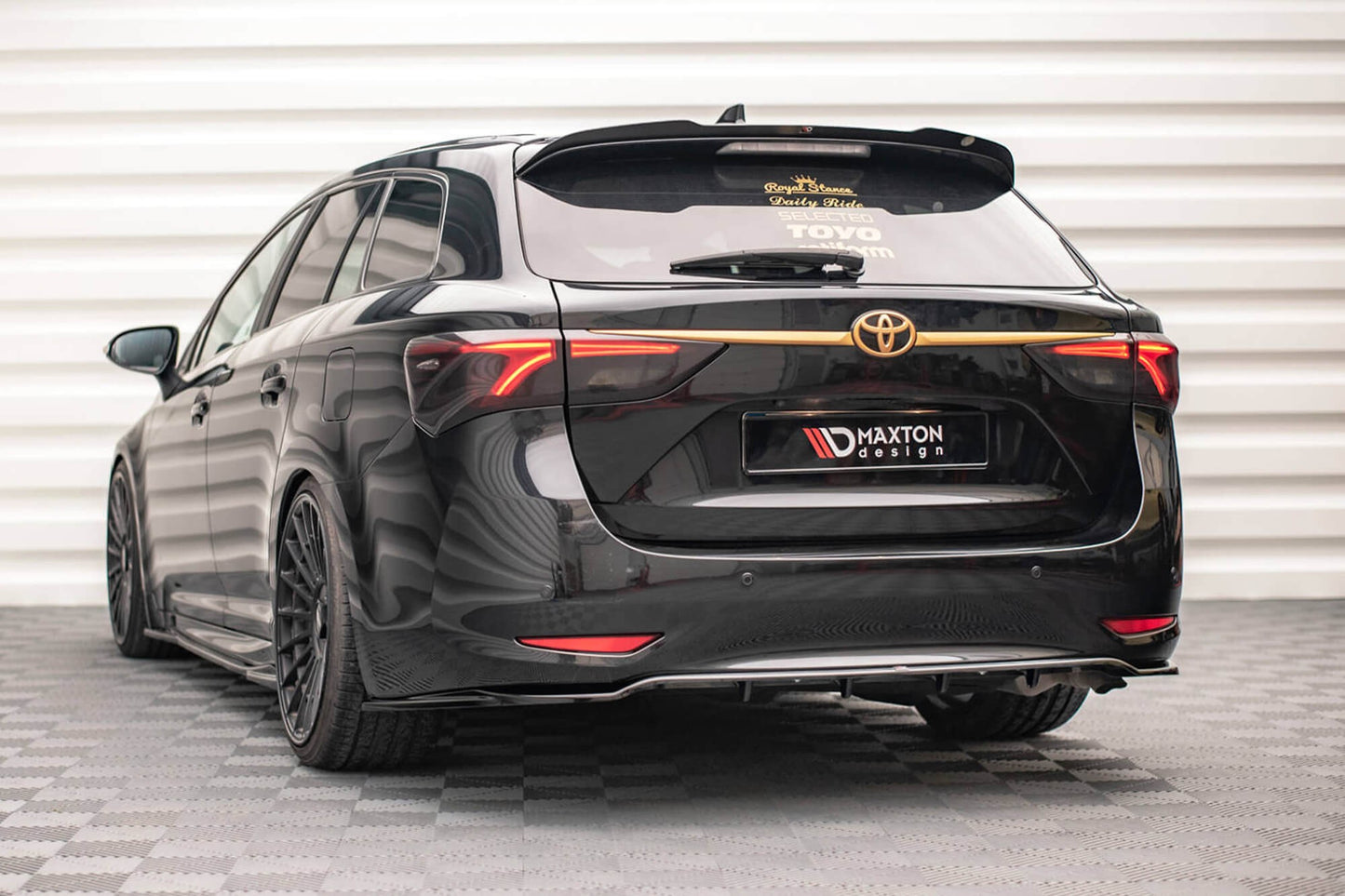 Maxton Design inserție difuzor bară spate pentru Toyota Avensis (2015-2018), culoare carbon