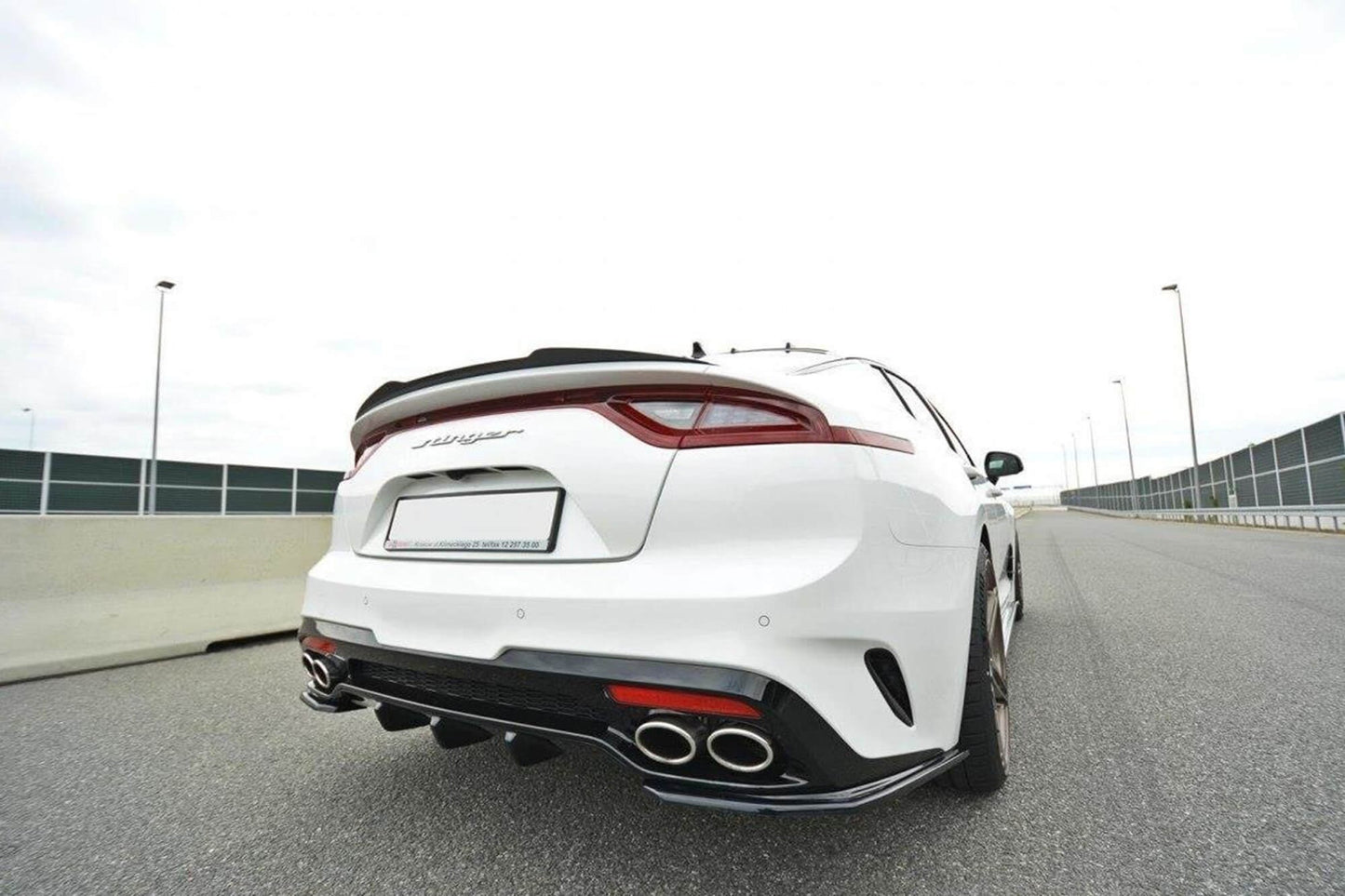 Maxton Design difuzor spate insert pentru Kia Stinger (2017+), finisaj negru lucios