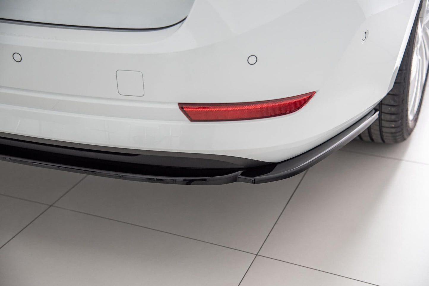 Aditiv Maxton Design pentru bara spate standard a Skoda Octavia (dupa 2019), culoare carbon