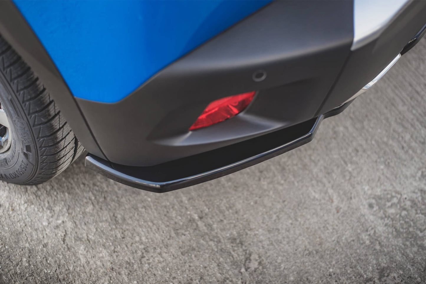 Maxton Design extensie bara spate cu nervuri verticale pentru Peugeot 2008 dupa 2019, culoare carbon
