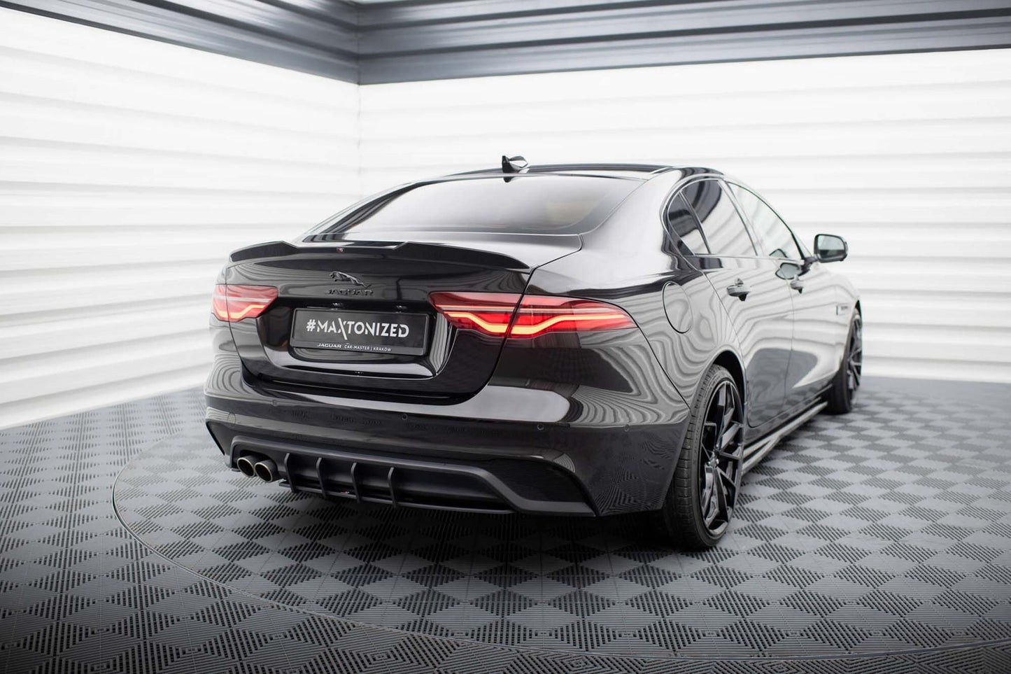 Maxton Design spoiler portbagaj pentru Jaguar XE X760 (dupa 2019), lac negru