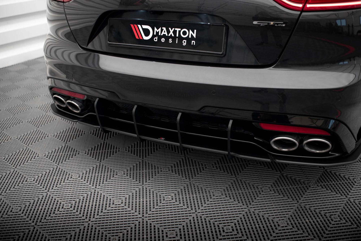 Maxton Design versiune 1 difuzor insert pentru Kia Stinger GT-Line (2017-2023), negru mat