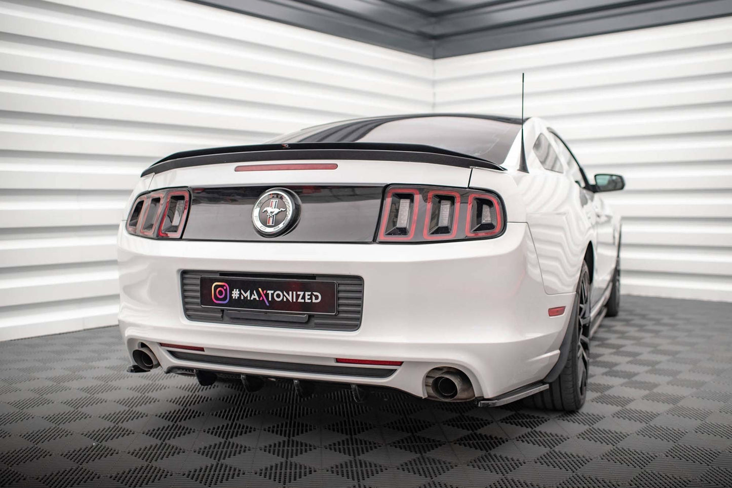 Insertie difuser Maxton Design pentru Ford Mustang Mk5 (2009-2014), culoare fibra de carbon
