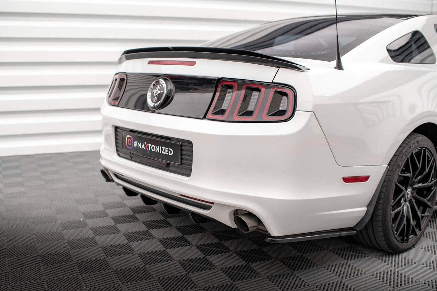 Insertie difuser Maxton Design pentru Ford Mustang Mk5 (2009-2014), culoare fibra de carbon