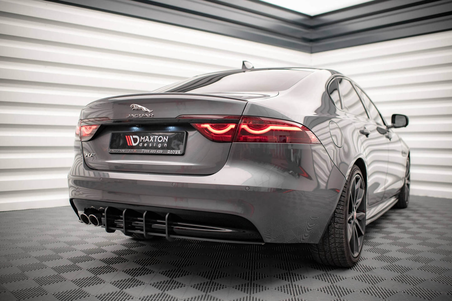 Inserție difuser Maxton Design pentru Jaguar XF R-Sport (2015-2020), negru mat