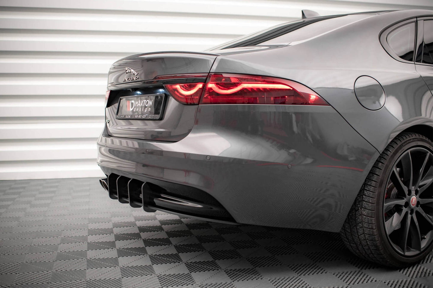 Inserție difuser Maxton Design pentru Jaguar XF R-Sport (2015-2020), negru mat