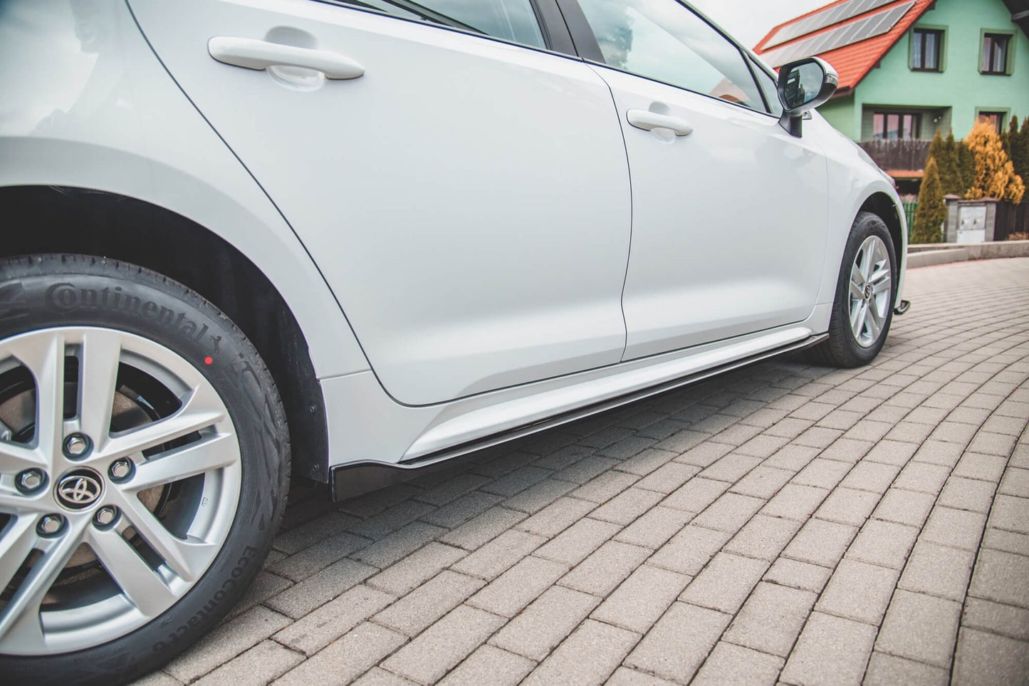 Maxton Design side skirts for Toyota Corolla station wagon (2019-), gloss black