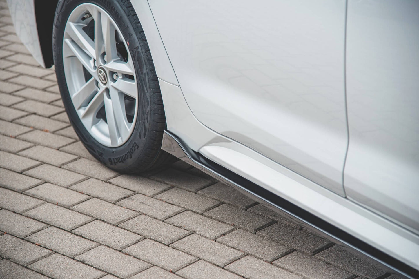 Maxton Design side skirts for Toyota Corolla station wagon (2019-), gloss black