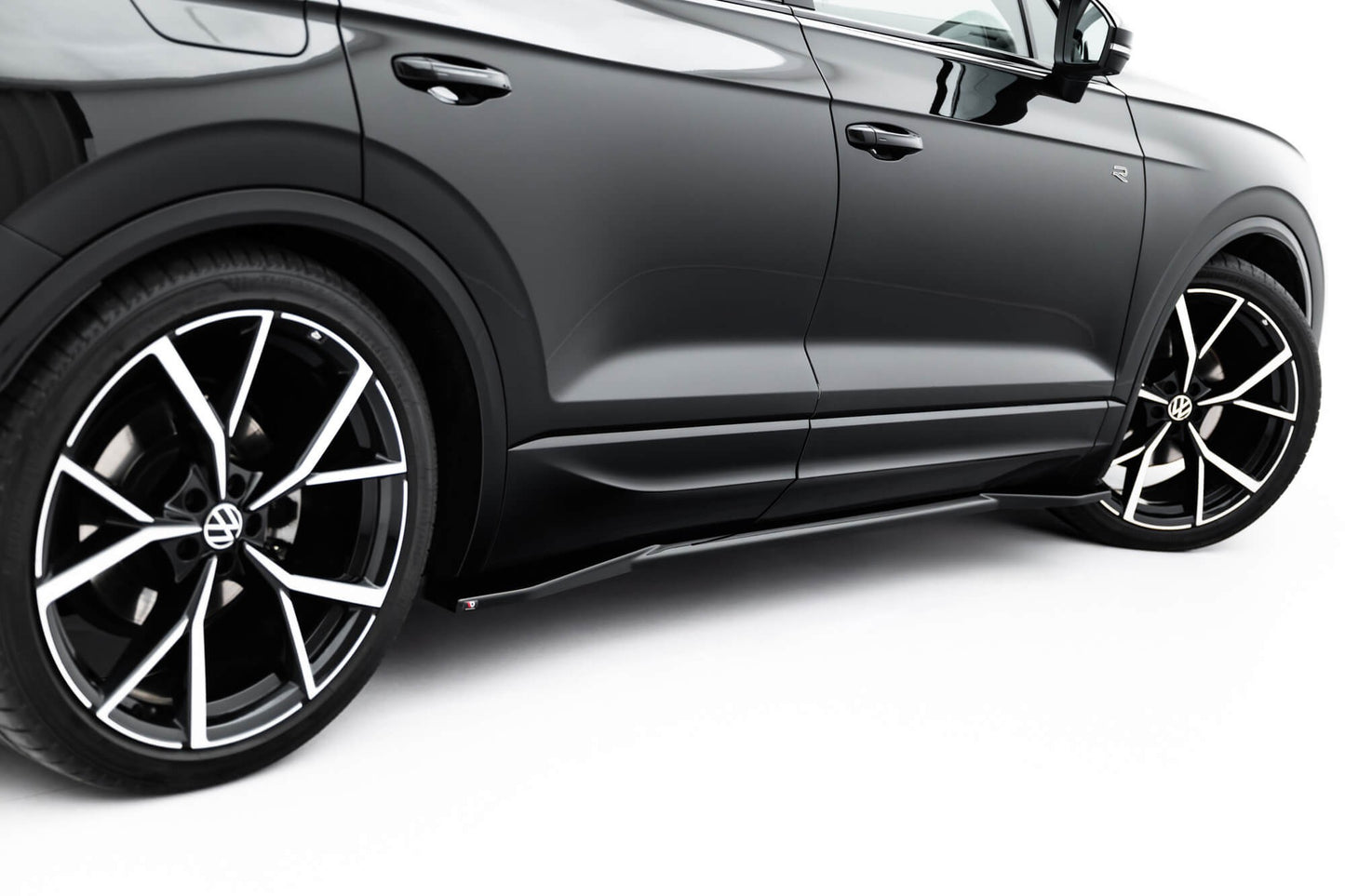 Maxton Design inserturi praguri R‑Line pentru Volkswagen Touareg Mk3 Facelift (dupa 2023), negru lacuit