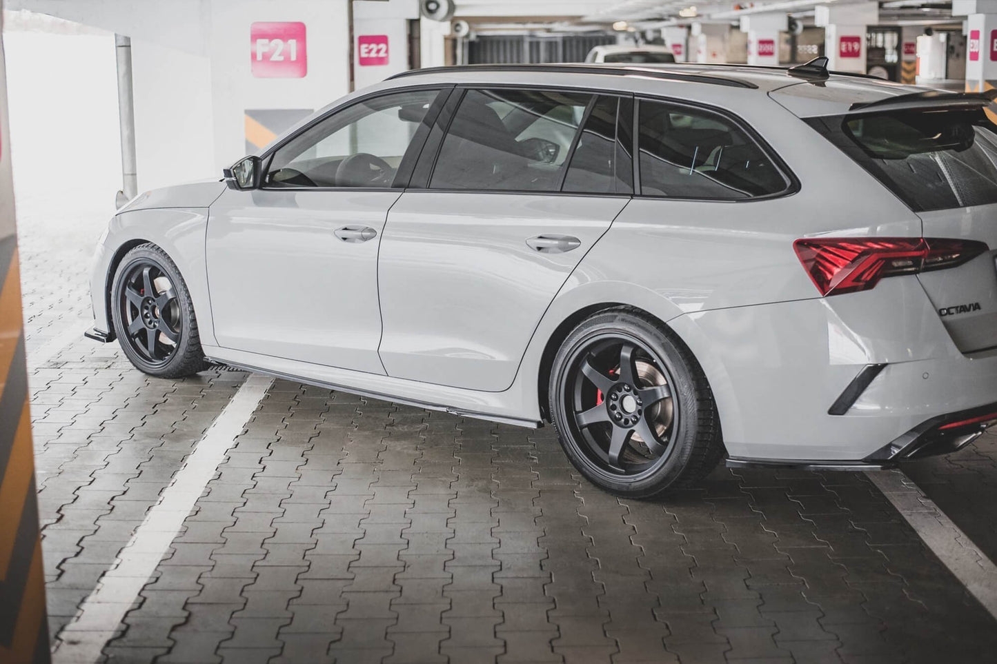Aditivi Maxton Design tip RS versiunea 1 pentru praguri Skoda Octavia (dupa 2020), lac negru
