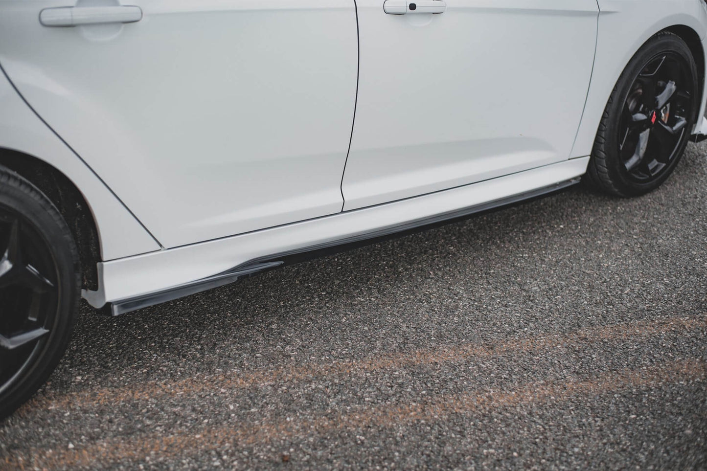 Maxton Design inserturi praguri tip ST pentru Ford Focus 2012-2018, mat negru