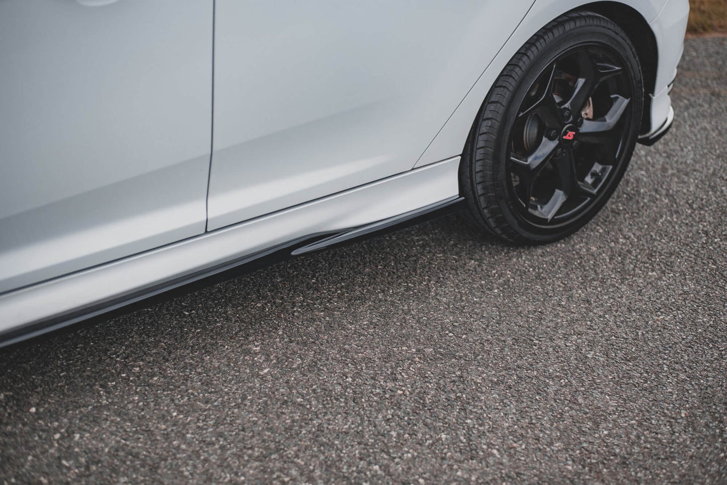 Maxton Design inserturi praguri tip ST pentru Ford Focus 2012-2018, mat negru