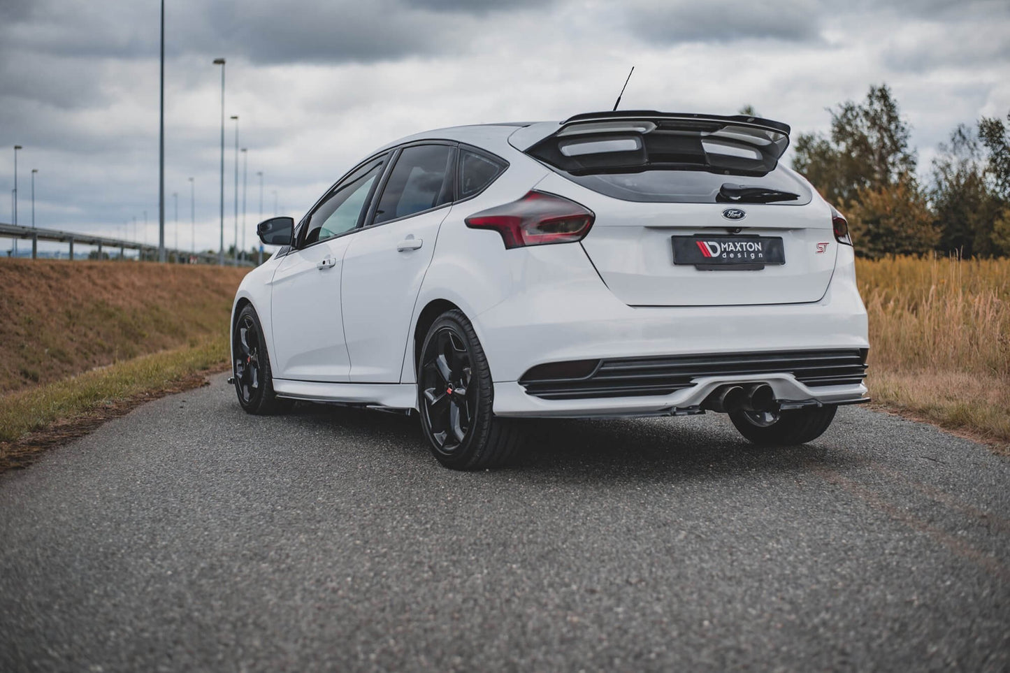 Maxton Design inserturi praguri tip ST pentru Ford Focus 2012-2018, mat negru