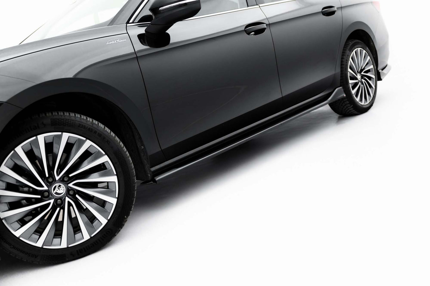 Praguri Maxton Design versiunea 2 pentru Skoda Superb (după 2024), negru lăcuit