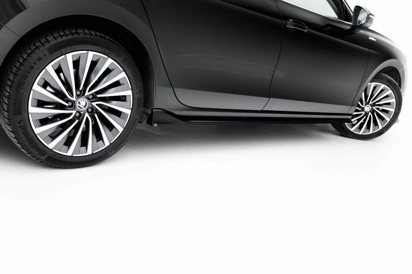 Praguri Maxton Design versiunea 2 pentru Skoda Superb (după 2024), negru lăcuit