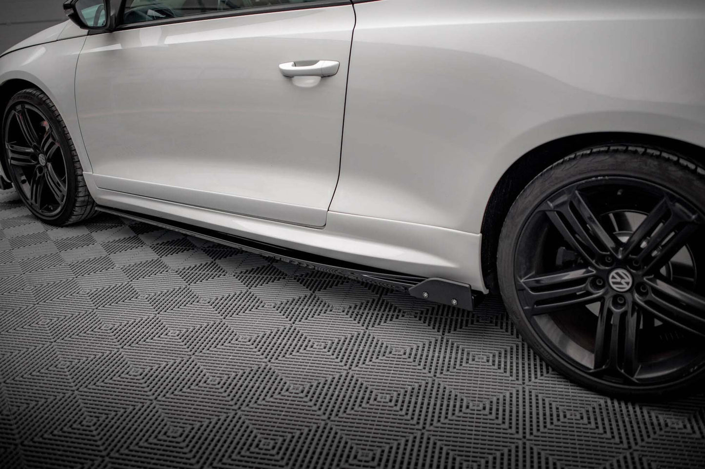 Praguri Maxton Design versiunea 2 pentru Volkswagen Scirocco R (2008-2014), lac negru