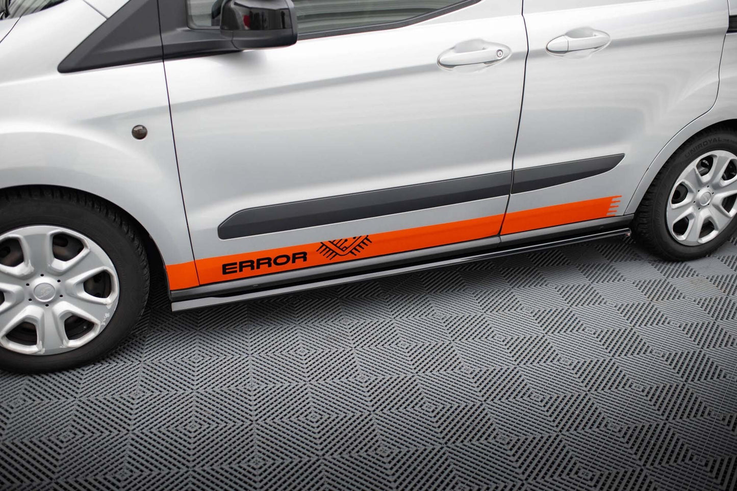 Maxton Design praguri usi pentru Ford Transit Courier (2014-2017), negru lucios