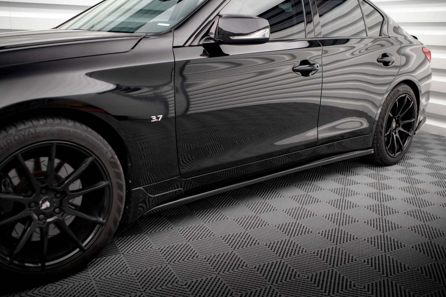 Maxton Design praguri usi pentru Infiniti Q50 S Mk1 (2013-2016), culoare carbon