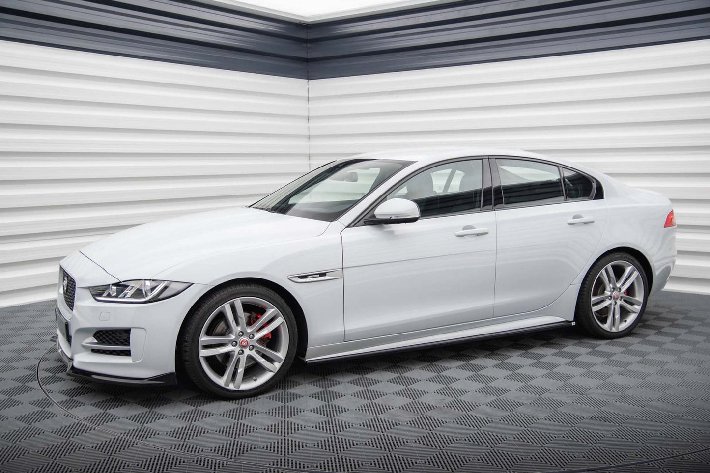 Praguri usi Maxton Design pentru Jaguar XE R-Sport X760 (dupa 2015), negru lacuit