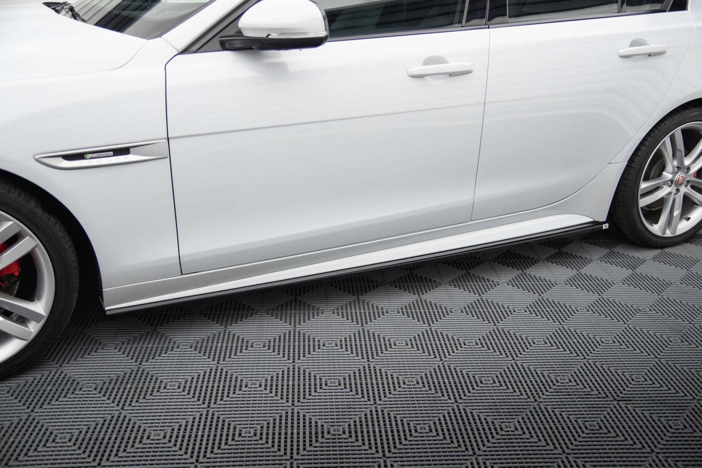 Praguri usi Maxton Design pentru Jaguar XE R-Sport X760 (dupa 2015), negru lacuit