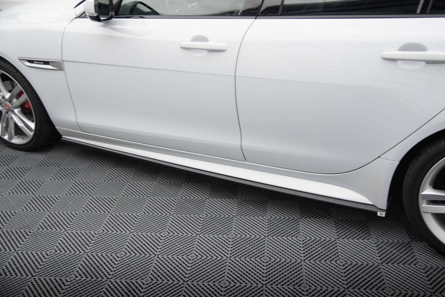 Praguri usi Maxton Design pentru Jaguar XE R-Sport X760 (dupa 2015), negru lacuit