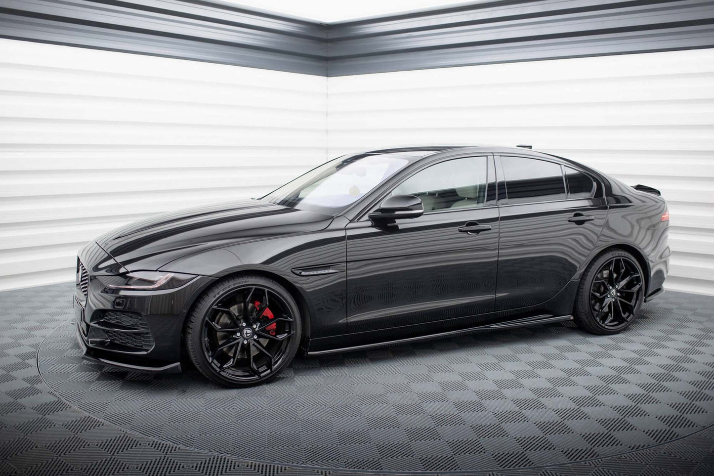 Praguri usi Maxton Design pentru Jaguar XE X760 (dupa 2019), negru lacuit