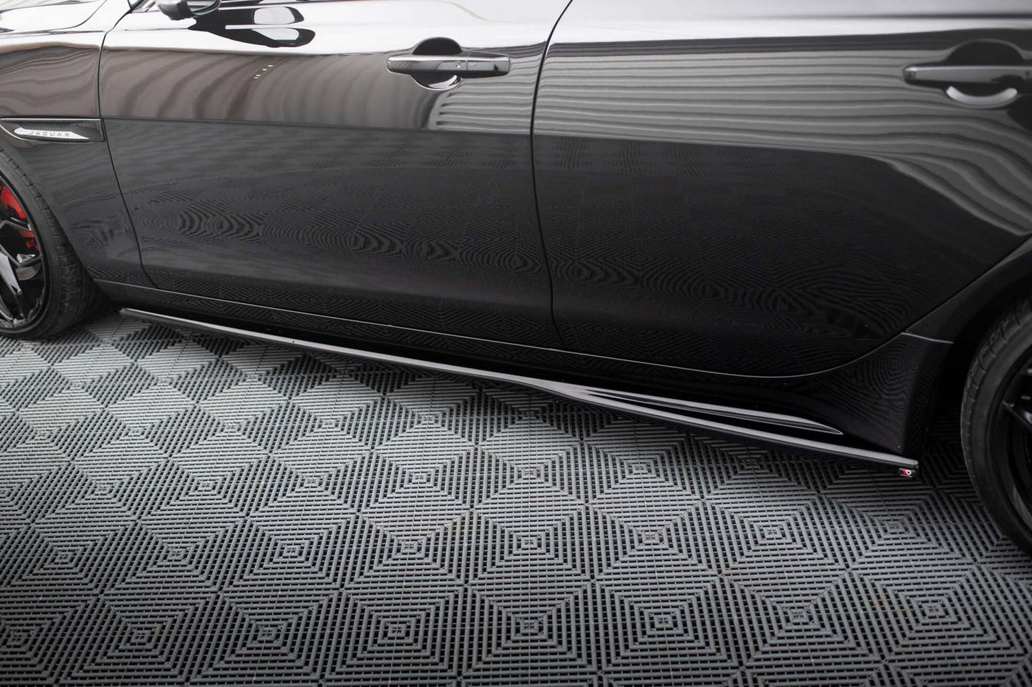 Praguri usi Maxton Design pentru Jaguar XE X760 (dupa 2019), negru lacuit