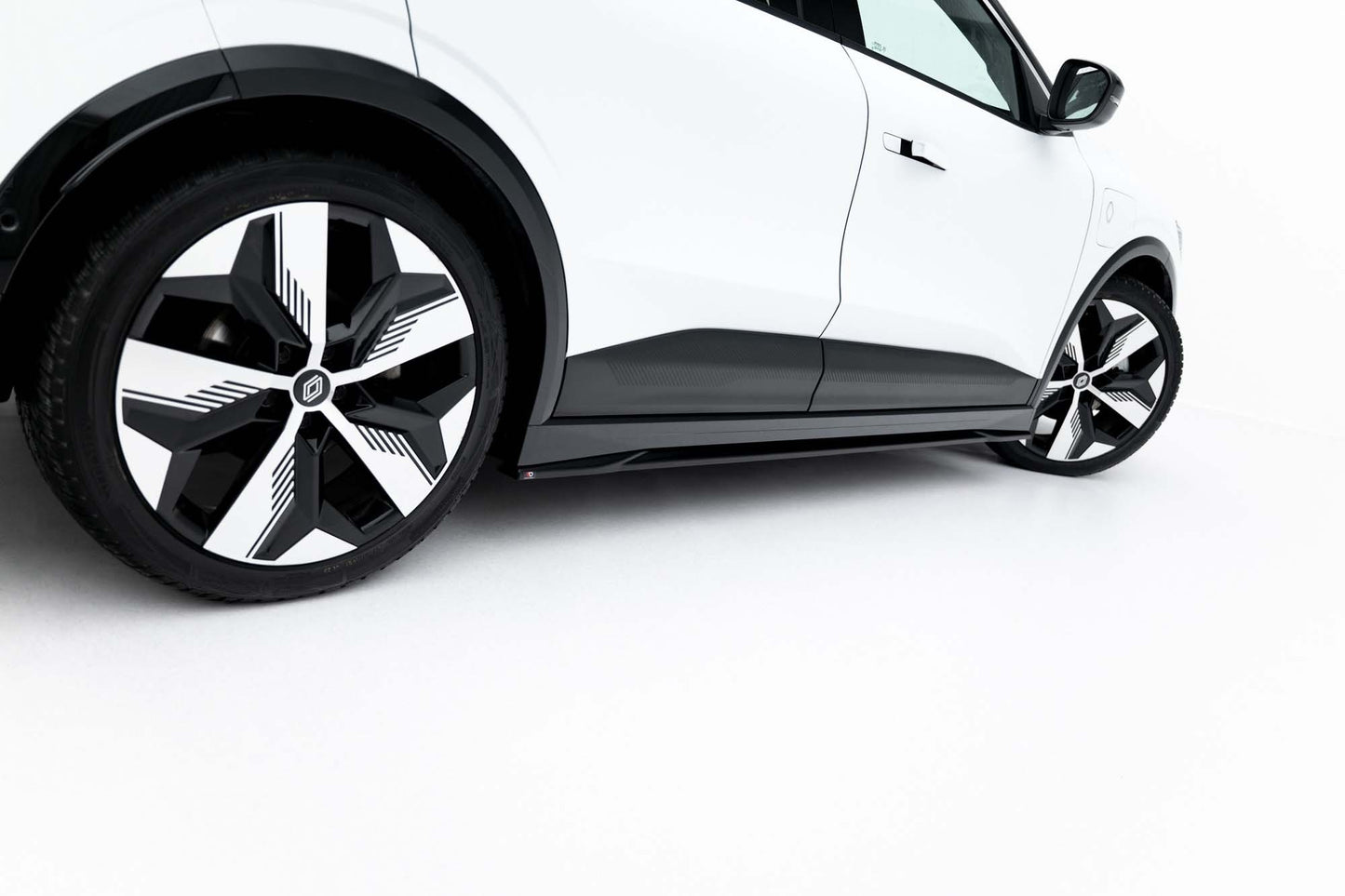 Maxton Design praguri pentru Renault Megane E-Tech (2022+), negru lac