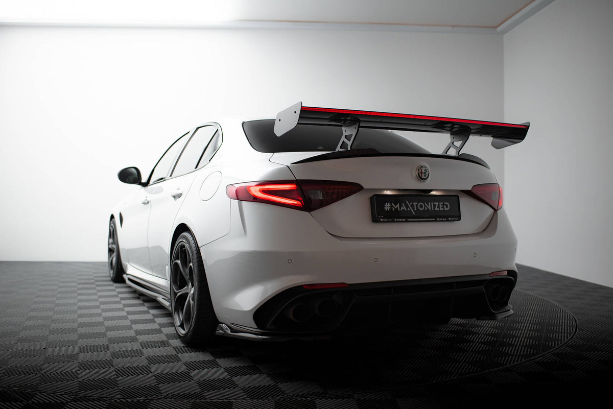 Spoiler portbagaj Maxton Design tip aripă din fibră de carbon cu stop LED pentru BMW Seria 5 G30 Sedan / M5 F90 Sedan (2017-2024)