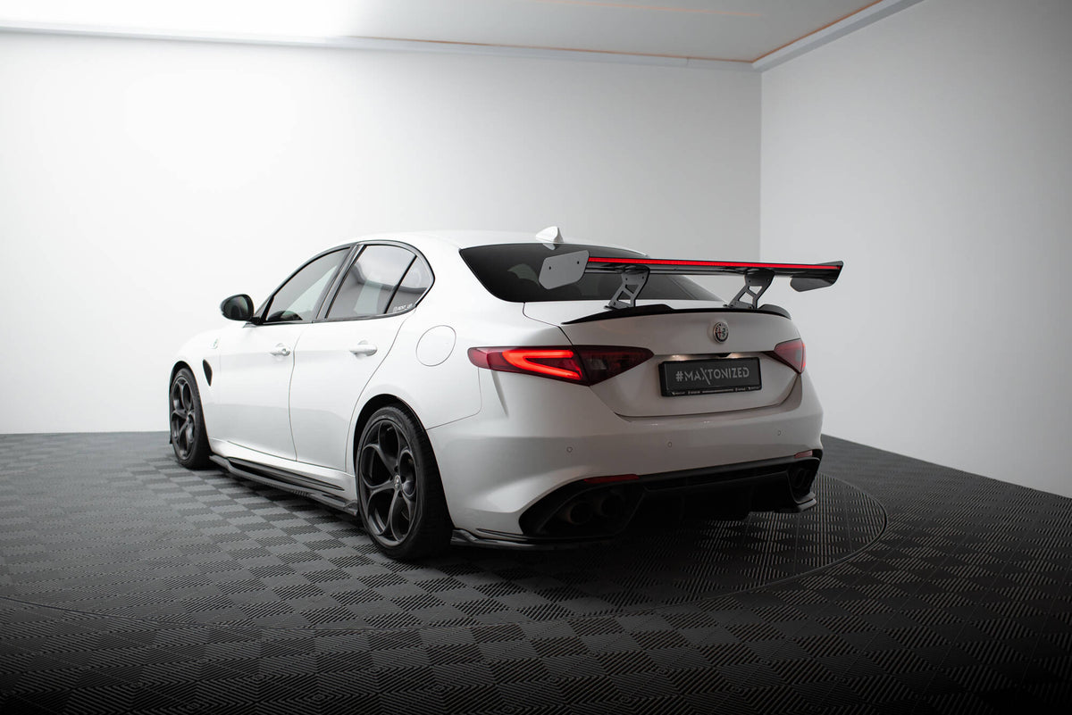 Spoiler portbagaj Maxton Design tip aripă din fibră de carbon cu stop LED pentru BMW Seria 5 G30 Sedan / M5 F90 Sedan (2017-2024)