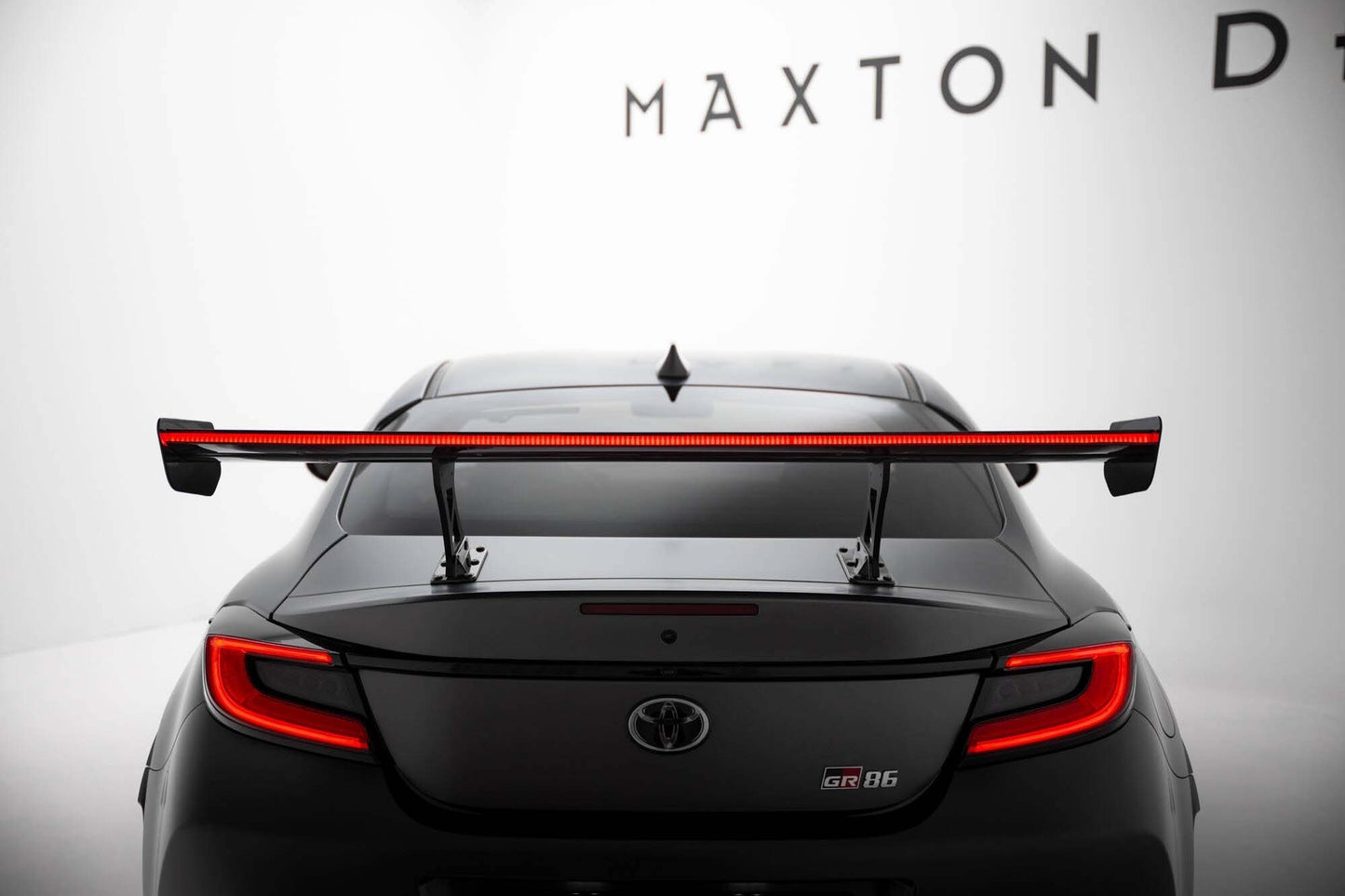 Spoiler din fibră de carbon Maxton Design pentru aripa portbagaj cu lumină de frână LED pentru Toyota GR86 (după 2021)