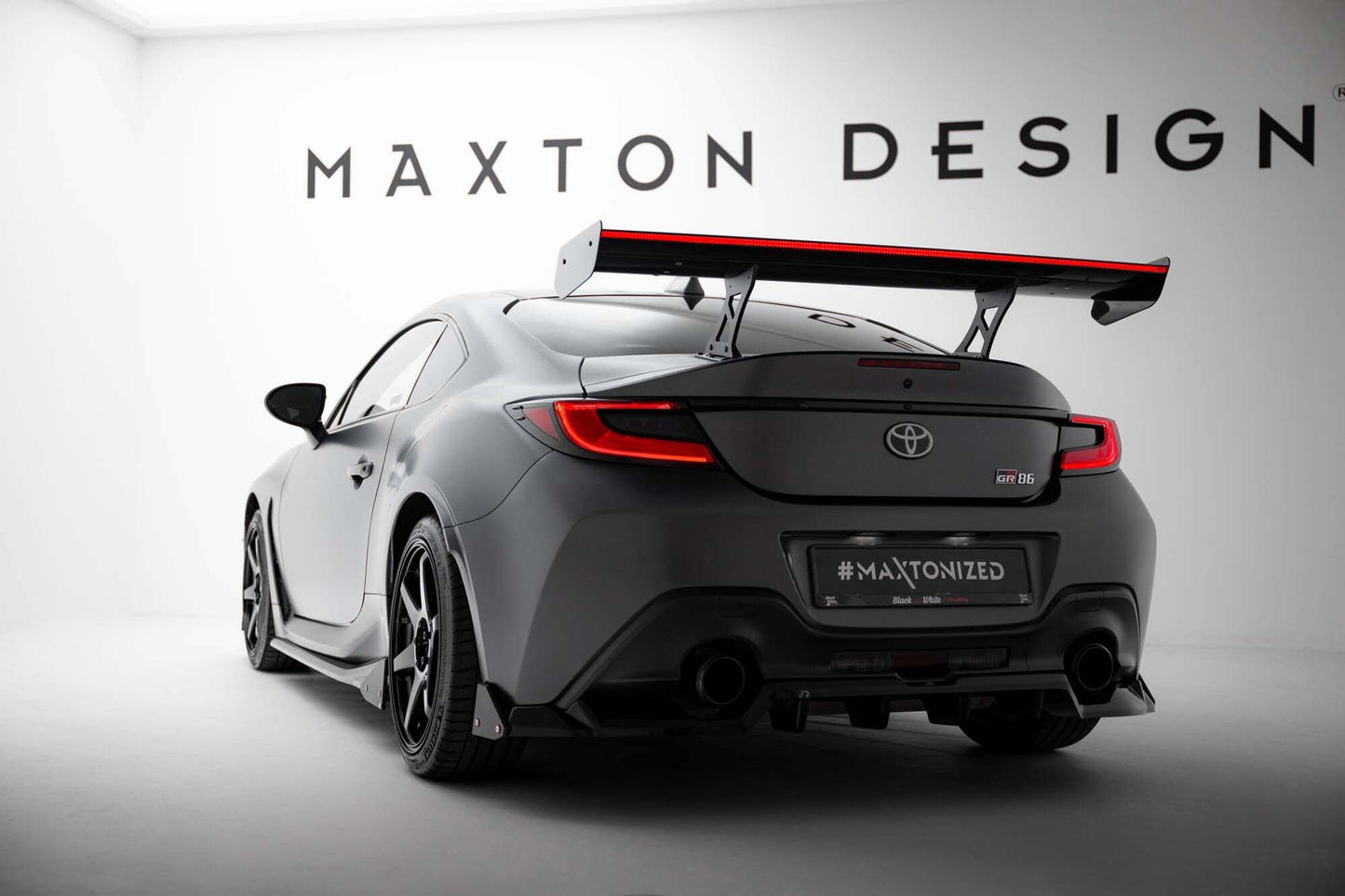 Spoiler din fibră de carbon Maxton Design pentru aripa portbagaj cu lumină de frână LED pentru Toyota GR86 (după 2021)