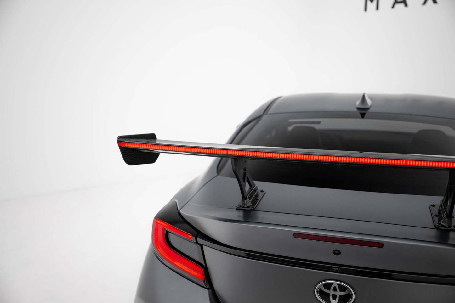 Spoiler din fibră de carbon Maxton Design pentru aripa portbagaj cu lumină de frână LED pentru Toyota GR86 (după 2021)