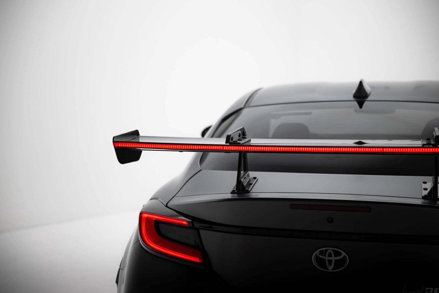 Spoiler din fibră de carbon Maxton Design pentru aripă portbagaj cu lumină de frână LED pentru Toyota GR86 (după 2021)
