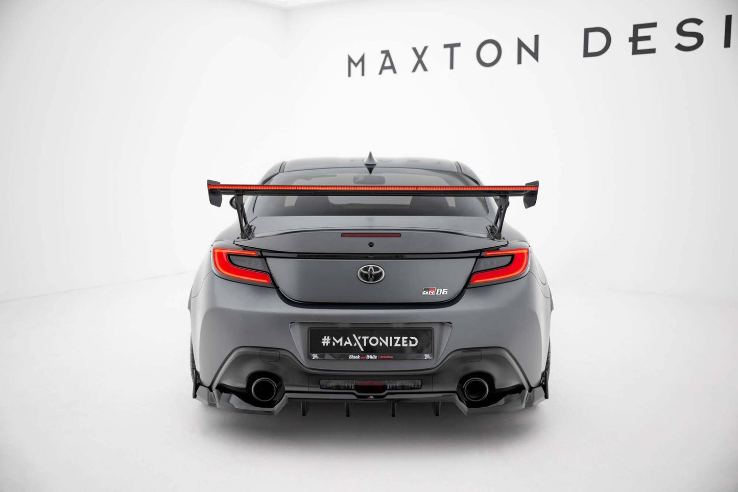 Maxton Design Spoiler din fibră de carbon pentru hayon cu lumină de frână LED pentru Toyota GR86 (după 2021)