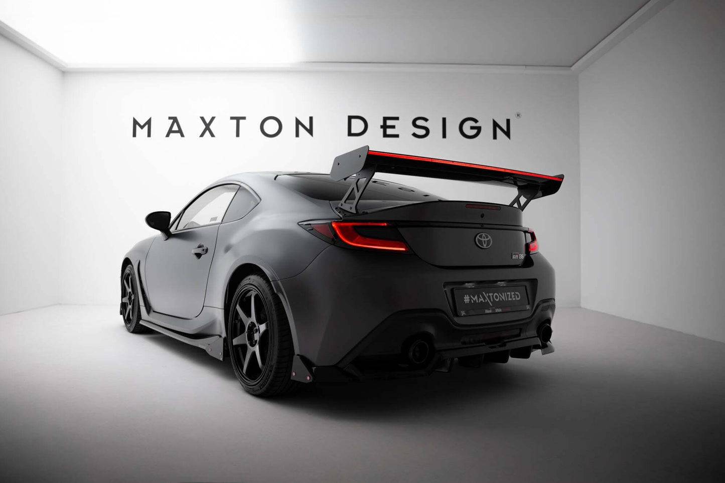 Maxton Design Spoiler din fibră de carbon pentru hayon cu lumină de frână LED pentru Toyota GR86 (după 2021)