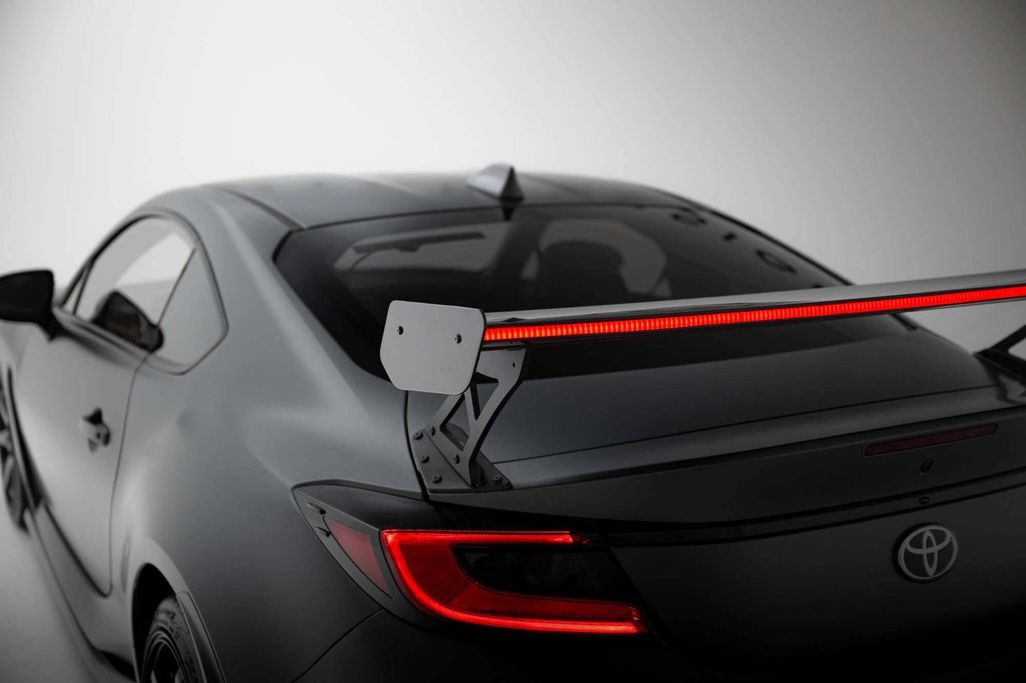 Maxton Design Spoiler din fibră de carbon pentru hayon cu lumină de frână LED pentru Toyota GR86 (după 2021)