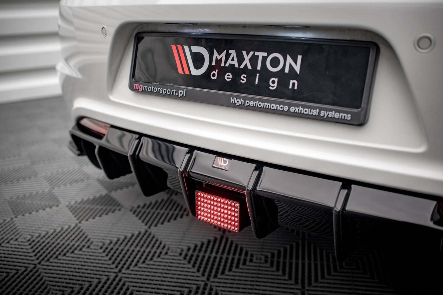 LED stop pentru montaj in difuser Maxton Design pentru Volkswagen Scirocco R (2008-2014), lac negru