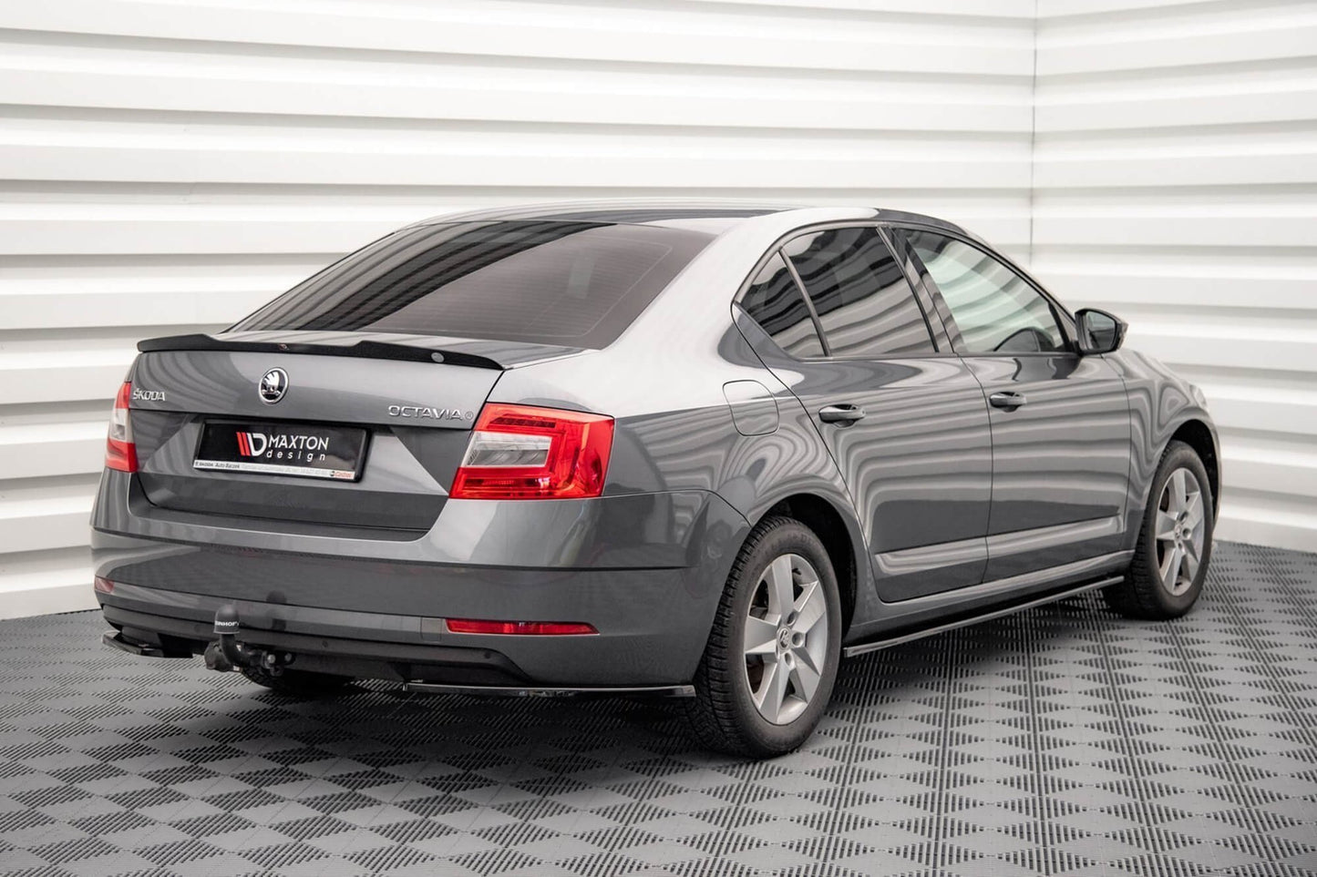 Eleron portbagaj Maxton Design pentru Skoda Octavia berlină (2016‑2020), negru mat