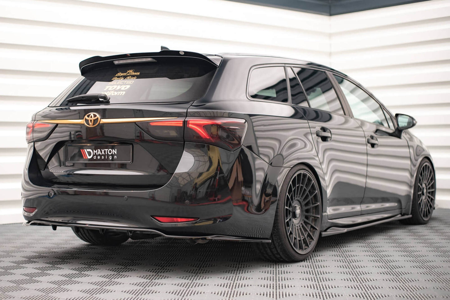 Maxton Design spoiler portbagaj pentru Toyota Avensis break (2015-2018), culoare carbon